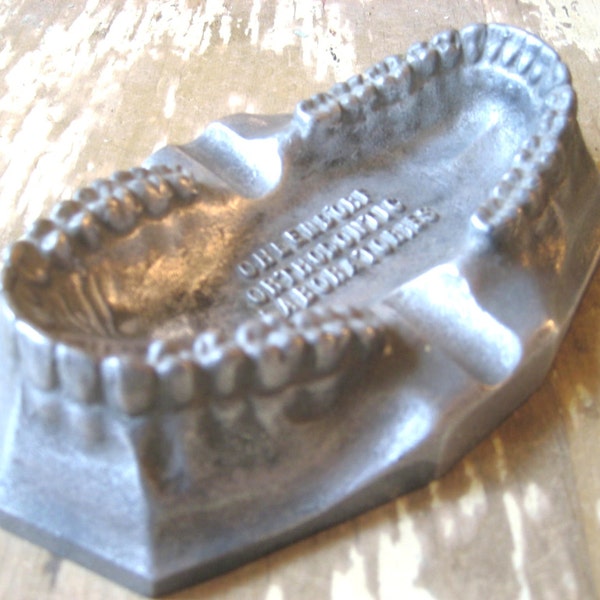 Vintage 1920's odd teeth mold ashtray. Bizarre. Mystery Mister Antiques. Ohlendorf Labs.