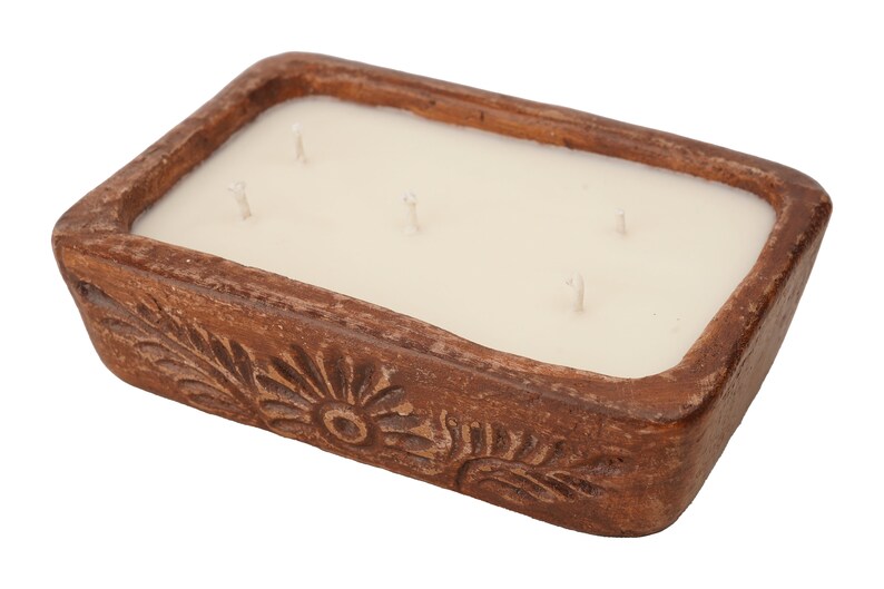 Pu&ograve; includere: Un portacandele rettangolare in ceramica marrone con una candela bianca all'interno. Il portacandele ha un design floreale.