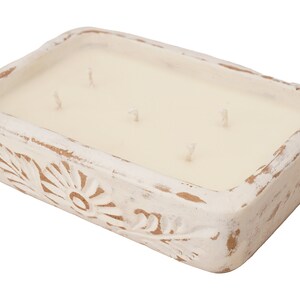 Pu&ograve; includere: Un portacandele in ceramica bianca con finitura usurata e design floreale. La candela &egrave; bianca e ha tre stoppini.