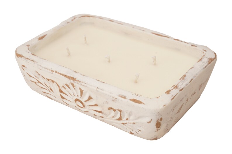 Pu&ograve; includere: Un portacandele in ceramica bianca con finitura usurata e design floreale. La candela &egrave; bianca e ha tre stoppini.