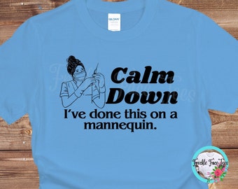 Camiseta divertida de enfermera: "Tranquila, lo hice en un maniquí". Regalo para enfermera.