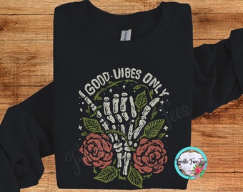 Sudadera Good Vibes Only con mano de esqueleto y rosas