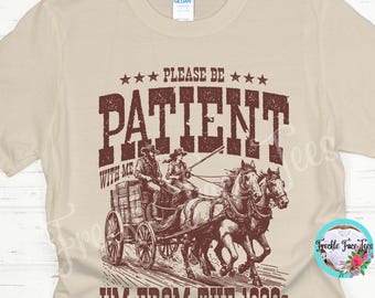 Camiseta "Por favor, ten paciencia conmigo", soy de la década de 1900, camiseta con gráficos del oeste, camiseta de la generación divertida, camiseta retro, camiseta de la vieja escuela.