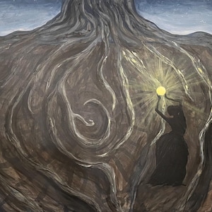 Puede incluir: Una silueta de una persona sosteniendo un orbe amarillo brillante, de pie dentro de las raíces en espiral de un gran árbol. El fondo es azul oscuro con estrellas blancas.