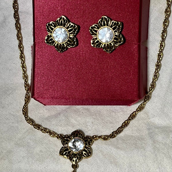 Beautiful 1928 Brand Necklace and Clip Earrings Set!!