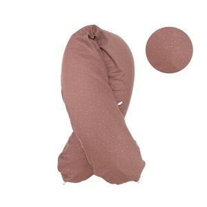 Può includere: Un cuscino da gravidanza lungo, rosa e bianco con motivo. Il cuscino ha la forma di un tubo lungo e sottile ed è piegato a metà. Il cuscino è realizzato in un tessuto morbido e confortevole.