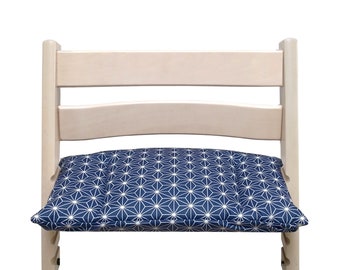 Coussin d'assise LAVABLE compatible avec/convient uniquement à la chaise haute Tripp Trapp de Stokke Happy Star Bleu - matériaux certifiés Oeko-Tex