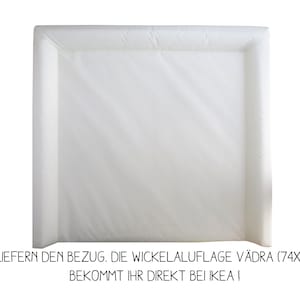 May include: White changing pad cover with a white border. The text "WIR LIEFERN DEN BEZUG. DIE WICKELALUFLAGE V&Auml;DRA (74X80 CM) BEKOMMT IHR DIREKT BEI &Iota;&Kappa;&Epsilon;&Alpha; &Iota;" is printed on the bottom of the image.