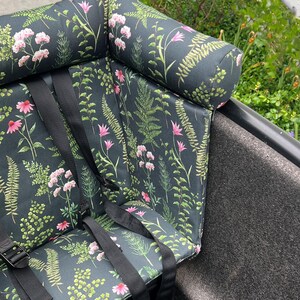 Cargobike cushion in black with pink flowers fits perfectly into the urban arrow family and the urban arrow family next and lovens