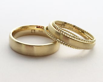 Fedi nuziali in oro giallo con due anelli di perline