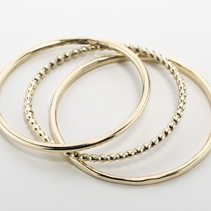 Schmaler Zusteckring mit Hammerschlagstruktur 1,0 mm aus 585er Gelbgold