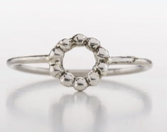 Ring with pearl rim