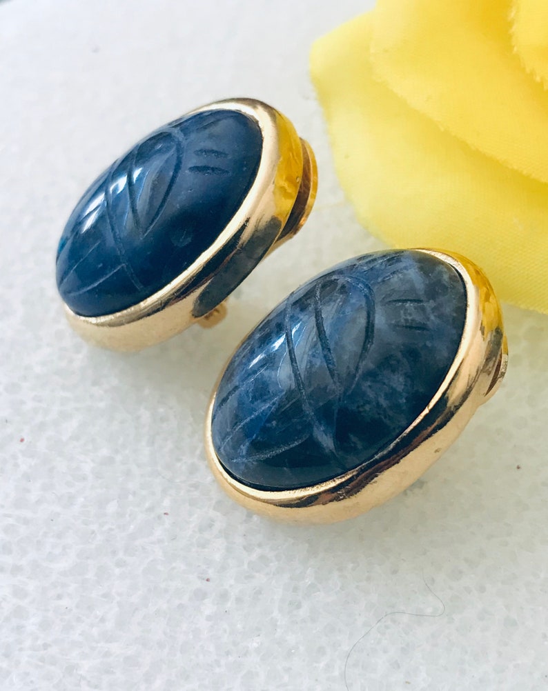 Egyptian revival earrings scarab carved lapis lazuli stone clip back 1960/'s mid century fashion accessories
