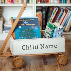 子供の名前が入った木製の本収納ワゴン、素朴なスタイルの子供部屋の装飾、誕生日プレゼント、おもちゃ用トロリーカート
