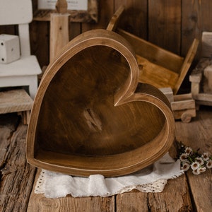 CUENCO DE MADERA CON FORMA DE CORAZÓN: cuenco de estilo vintage en color madera para fotografía de recién nacidos y bebés, accesorios para recién nacidos, accesorios para bebés, proveedor de accesorios, accesorios de estudio