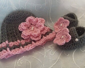 Crochet Hat and shoes for babies and toddlers, photo shoot,