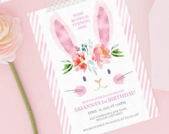 Puede incluir: Fondo a rayas rosa y blanco con una tarjeta blanca que presenta una ilustración de acuarela de un conejito con una corona floral. El texto en la tarjeta dice "Some bunny is turning one!"  "Hop on over to celebrate Arianna's 1st Birthday!"  "April 18, 2020 at 1:00pm"  "6325 Finwood Lane East, Pellon, Ontario"  "Regrets only to Alicia at 532.114.1287"