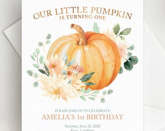Può includere: Un'illustrazione ad acquerello di una zucca con fiori bianchi e pesca e foglie verdi. Il testo "Our Little Pumpkin is Turning One" è in cima all'invito. Il testo "Please Join Us To Celebrate Amelia's 1st Birthday" è al centro dell'invito. Il testo "Saturday, June 22, 2022 From 1-4:00pm" è sotto il nome. Il testo "6325 Oakwood Lane East, Mississauga, British Columbia" è sotto la data e l'ora. Il testo "RSVP to Kristie at 879.445.2209" è in fondo all'invito.