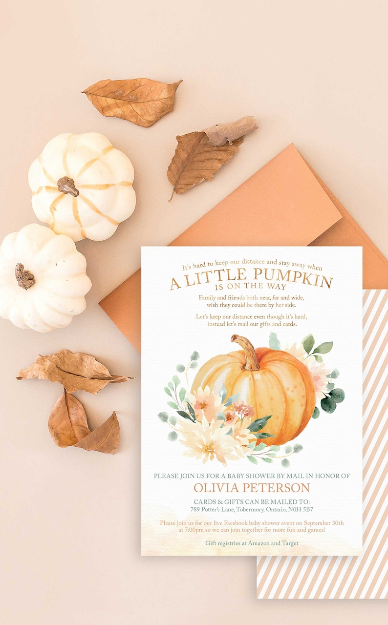 K&ouml;nnte beinhalten: Eine Babyparty-Einladung mit einer Aquarell-Illustration eines K&uuml;rbisses mit Blumen. Die Einladung lautet "A Little Pumpkin is on the way" und enth&auml;lt den Namen Olivia Peterson, die Adresse f&uuml;r Karten und Geschenke sowie Informationen &uuml;ber eine Live-Babyparty-Veranstaltung auf Facebook.