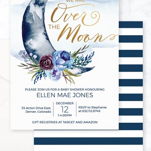 Peut inclure: Une invitation &agrave; une f&ecirc;te pr&eacute;natale avec un croissant de lune bleu aquarelle et un motif floral. Le texte indique "We are Over the Moon" en &eacute;criture dor&eacute;e. Les d&eacute;tails de l'invitation comprennent la date, l'heure, le lieu et les informations RSVP pour Ellen Mae Jones.