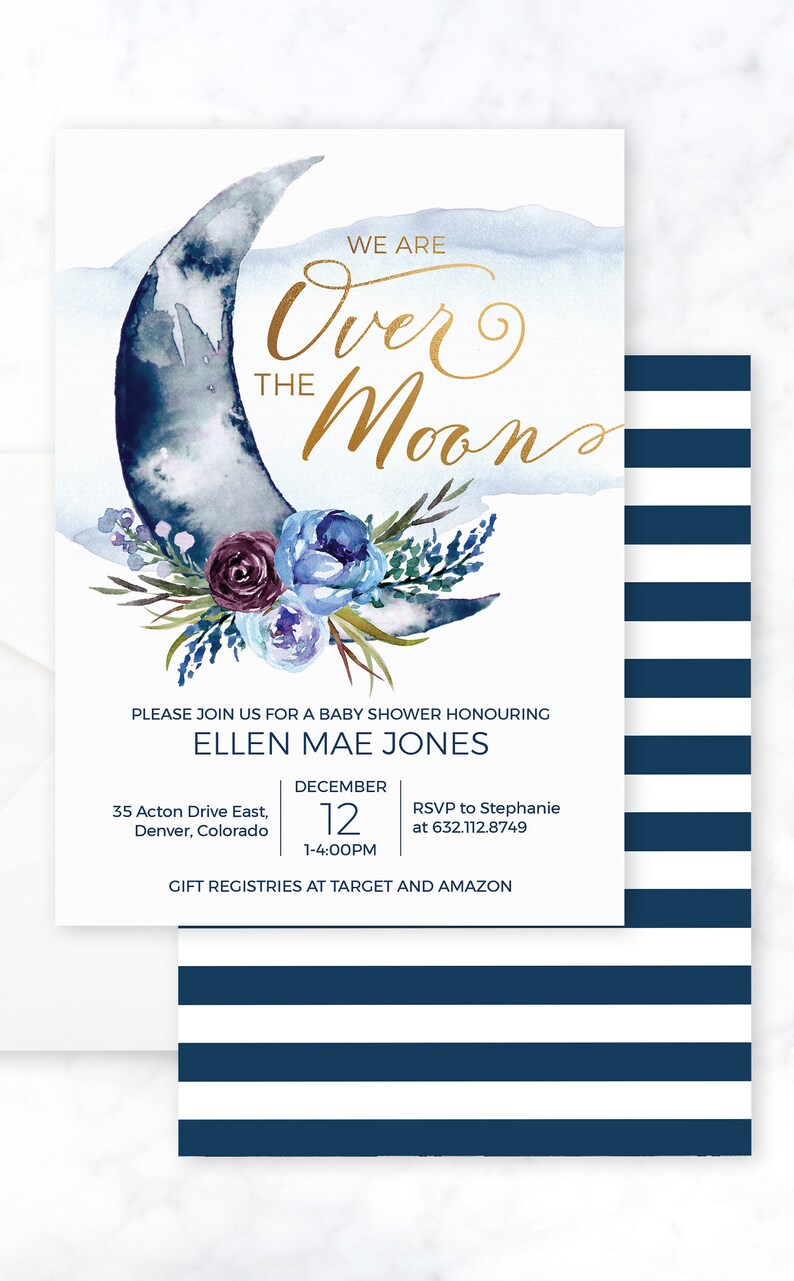 Peut inclure: Une invitation &agrave; une f&ecirc;te pr&eacute;natale avec un croissant de lune bleu aquarelle et un motif floral. Le texte indique "We are Over the Moon" en &eacute;criture dor&eacute;e. Les d&eacute;tails de l'invitation comprennent la date, l'heure, le lieu et les informations RSVP pour Ellen Mae Jones.