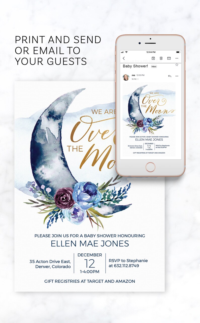 Peut inclure: Une invitation &agrave; une f&ecirc;te pr&eacute;natale avec une illustration aquarelle d'un croissant de lune avec un arrangement floral. Le texte indique "We are over the moon" et comprend les d&eacute;tails de l'&eacute;v&eacute;nement, y compris la date, l'heure et le lieu.