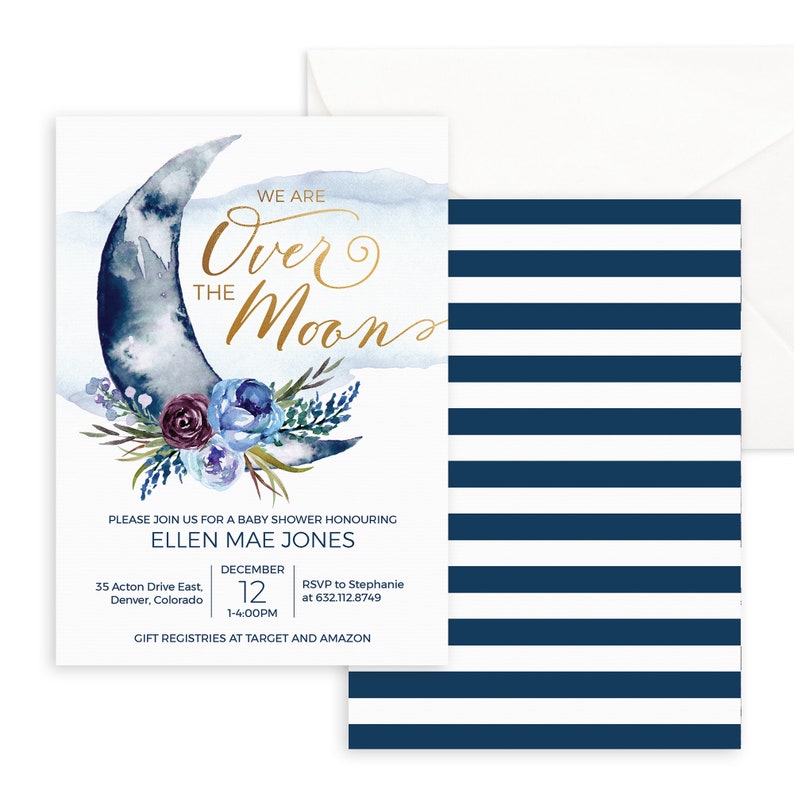 Peut inclure: Une invitation &agrave; une f&ecirc;te pr&eacute;natale avec un motif de lune et de fleurs en aquarelle bleu et or. Le texte indique "We are Over the Moon" et comprend le nom Ellen Mae Jones, la date du 12 d&eacute;cembre, l'heure de 13h00 &agrave; 16h00, l'adresse 35 Acton Drive East, Denver, Colorado, et les coordonn&eacute;es pour RSVP &agrave; Stephanie au 632.112.8749. L'invitation indique &eacute;galement que les listes de cadeaux sont chez Target et Amazon.