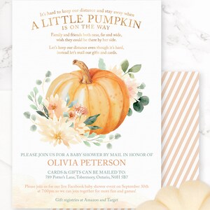 K&ouml;nnte beinhalten: Eine Babyparty-Einladung mit einer Aquarell-Illustration eines K&uuml;rbisses mit Blumen. Die Einladung lautet "A Little Pumpkin is on the Way" und enth&auml;lt den Text "Please join us for a baby shower by mail in honor of Olivia Peterson".