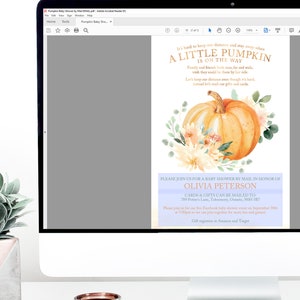 K&ouml;nnte beinhalten: Eine digitale Einladung zu einer Babyparty mit einer Aquarell-Illustration eines K&uuml;rbisses und Blumen. Der Text lautet "Es ist schwer, Abstand zu halten und wegzubleiben, wenn ein kleiner K&uuml;rbis auf dem Weg ist." Die Einladung enth&auml;lt den Namen des Babys, Olivia Peterson, und Details zum Versenden von Karten und Geschenken per Post. Sie erw&auml;hnt auch eine Facebook-Babyparty am 30. September um 19:00 Uhr.
