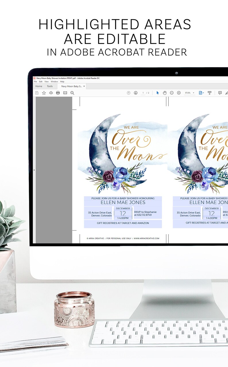 Peut inclure: Un &eacute;cran num&eacute;rique affichant une invitation &agrave; une f&ecirc;te pr&eacute;natale avec un motif de lune bleue et dor&eacute;e et de fleurs. Le texte de l'invitation indique "We are over the moon" et comprend le nom de la personne &agrave; qui l'on souhaite une f&ecirc;te pr&eacute;natale, la date, l'heure et les informations RSVP. L'invitation est modifiable dans Adobe Acrobat Reader.