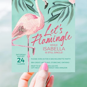 Może przedstawiać: Ilustracja r&oacute;żowego flaminga z tropikalnymi liśćmi i kwiatami na turkusowym tle. Tekst "Let's Flamingle" jest napisany r&oacute;żowym kolorem, a pod nim znajdują się słowa "While Isabella is still single!" Zaproszenie zawiera datę, godzinę i miejsce wydarzenia.
