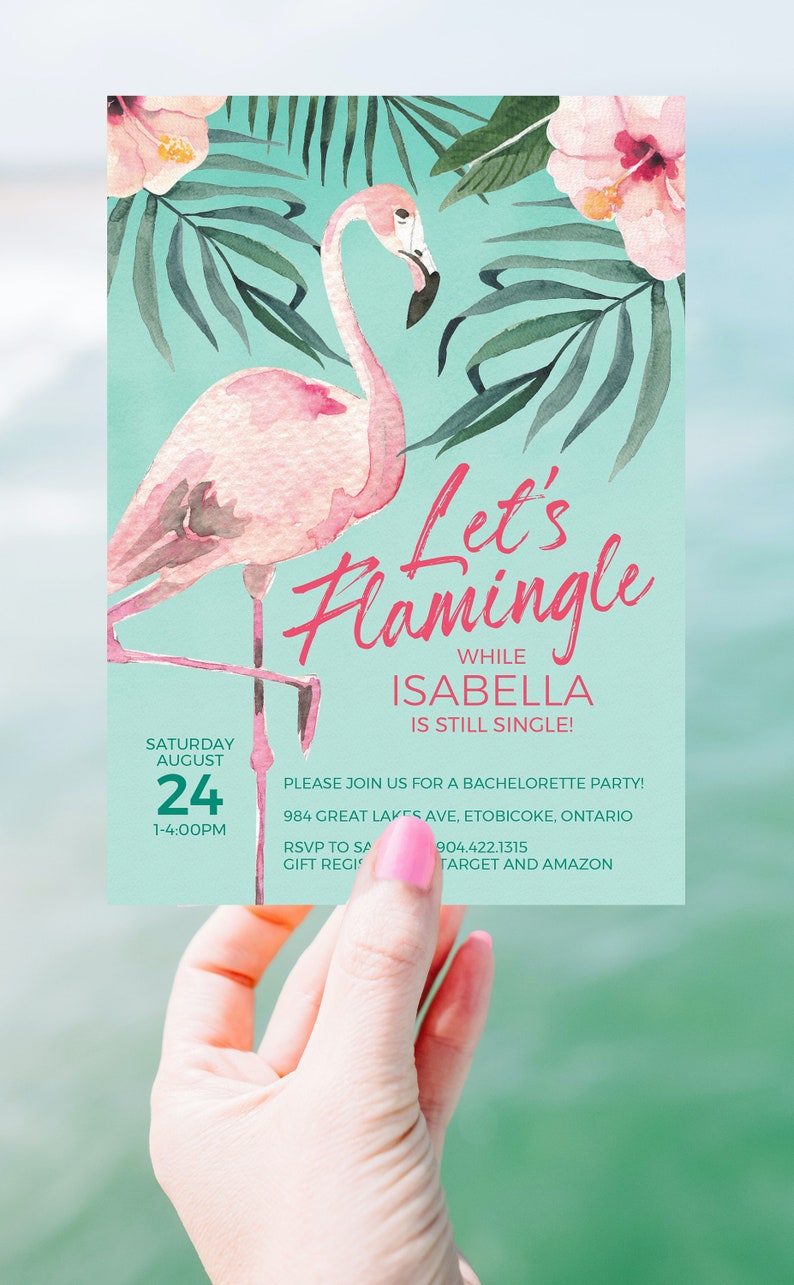 Może przedstawiać: Ilustracja r&oacute;żowego flaminga z tropikalnymi liśćmi i kwiatami na turkusowym tle. Tekst "Let's Flamingle" jest napisany r&oacute;żowym kolorem, a pod nim znajdują się słowa "While Isabella is still single!" Zaproszenie zawiera datę, godzinę i miejsce wydarzenia.
