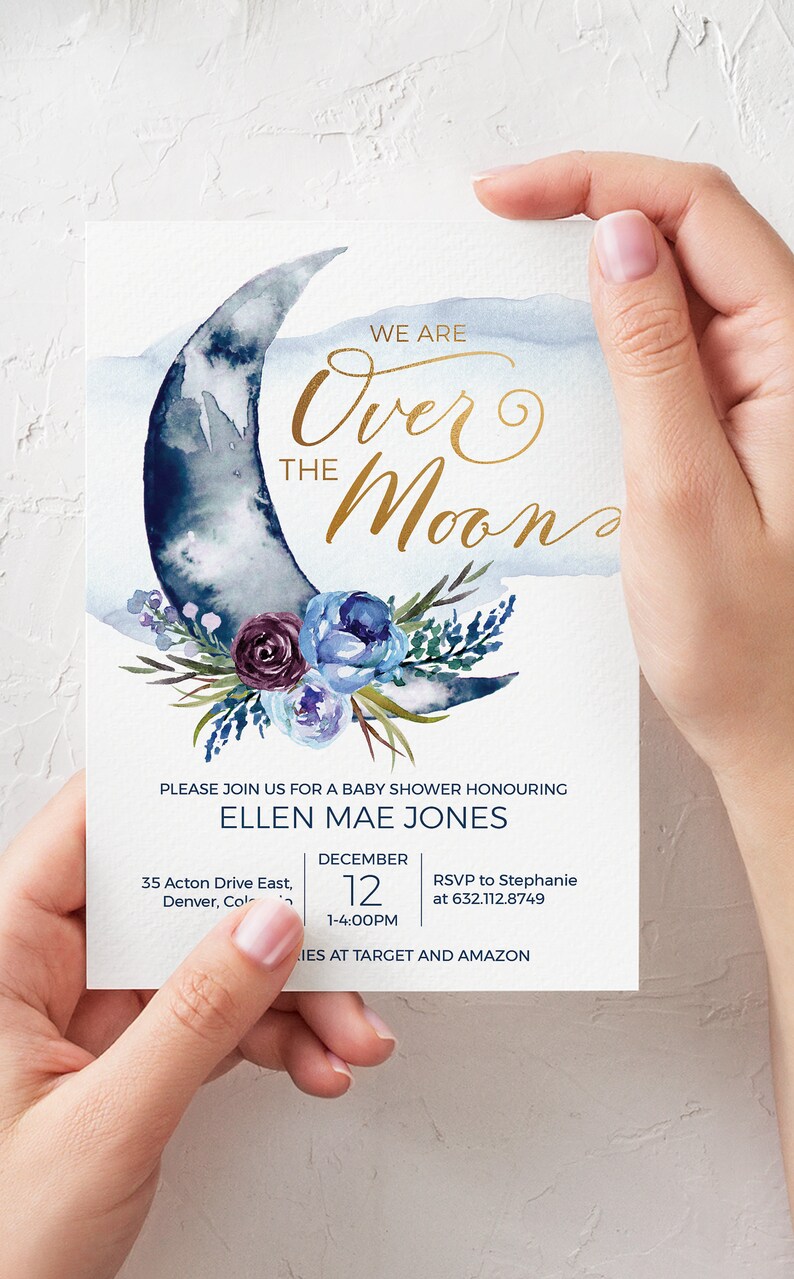 Peut inclure: Une invitation &agrave; une f&ecirc;te pr&eacute;natale avec un croissant de lune aquarelle bleu et blanc avec une inscription dor&eacute;e qui dit "We are Over the Moon". L'invitation est d&eacute;cor&eacute;e de fleurs bleues et violettes. Le texte sur l'invitation se lit comme suit : "Veuillez vous joindre &agrave; nous pour une f&ecirc;te pr&eacute;natale en l'honneur d'Ellen Mae Jones, le 12 d&eacute;cembre, de 13h00 &agrave; 16h00, 35 Acton Drive East, Denver, CO, RSVP &agrave; Stephanie au 632.112.8749, Cadeaux chez Target et Amazon."