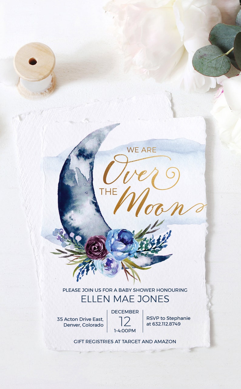 Peut inclure: Une invitation &agrave; une f&ecirc;te pr&eacute;natale avec une illustration aquarelle d'un croissant de lune orn&eacute; de motifs floraux. Le texte indique "We are Over the Moon" en lettres dor&eacute;es. L'invitation comprend la date, l'heure, le lieu et les informations RSVP pour la f&ecirc;te pr&eacute;natale d'Ellen Mae Jones.
