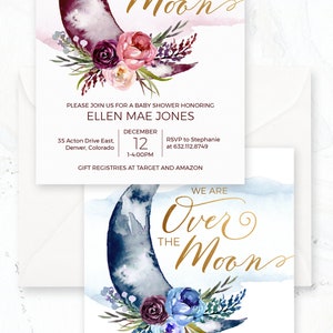 K&ouml;nnte beinhalten: Eine Babyparty-Einladung mit einer Aquarell-Illustration eines Halbmondes mit floralen Akzenten. Der Text lautet "We are Over the Moon" und enth&auml;lt Details zur Veranstaltung, einschlie&szlig;lich Datum, Uhrzeit, Ort und RSVP-Informationen.