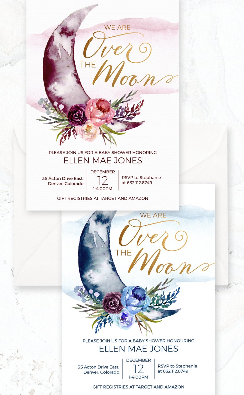 K&ouml;nnte beinhalten: Eine Babyparty-Einladung mit einer Aquarell-Illustration eines Halbmondes mit floralen Akzenten. Der Text lautet "We are Over the Moon" und enth&auml;lt Details zur Veranstaltung, einschlie&szlig;lich Datum, Uhrzeit, Ort und RSVP-Informationen.