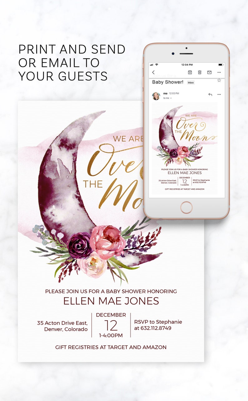 K&ouml;nnte beinhalten: Eine Babyparty-Einladung mit einer Aquarell-Illustration eines violetten Mondes mit goldener Schrift, die "We are over the moon" lautet. Die Einladung ist f&uuml;r Ellen Mae Jones und enth&auml;lt Datum, Uhrzeit und Ort der Veranstaltung. Sie enth&auml;lt auch den Text "RSVP to Stephanie at 632.112.8749" und "Gift registries at Target and Amazon".