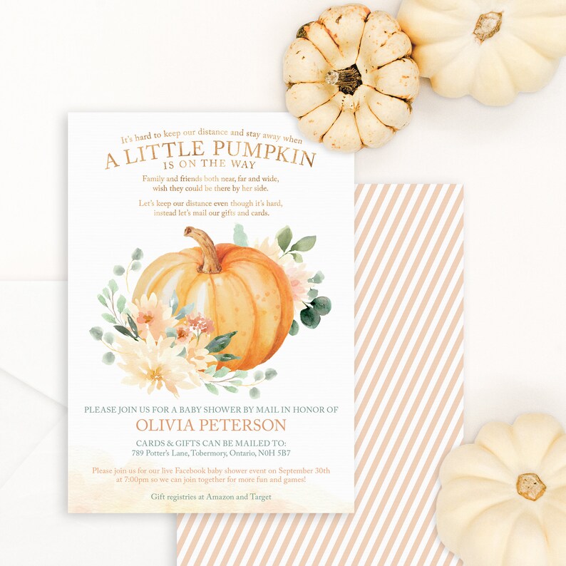 K&ouml;nnte beinhalten: Eine Babyparty-Einladung mit einer Aquarell-Illustration eines K&uuml;rbisses mit Herbstlaub. Die Einladung ist f&uuml;r Olivia Peterson und enth&auml;lt den Text "A Little Pumpkin is on the Way".
