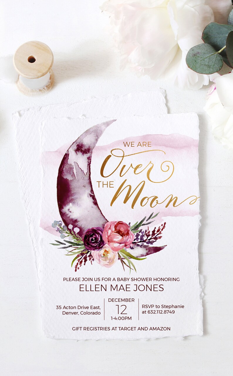 K&ouml;nnte beinhalten: Eine Babyparty-Einladung mit einer Aquarell-Illustration eines violetten Halbmondes, der mit rosa und violetten Blumen verziert ist. Der Text lautet "We are Over the Moon" in goldener Schrift. Die Einladung enth&auml;lt die Details zum Datum, der Uhrzeit, dem Ort und den RSVP-Informationen f&uuml;r die Babyparty von Ellen Mae Jones.