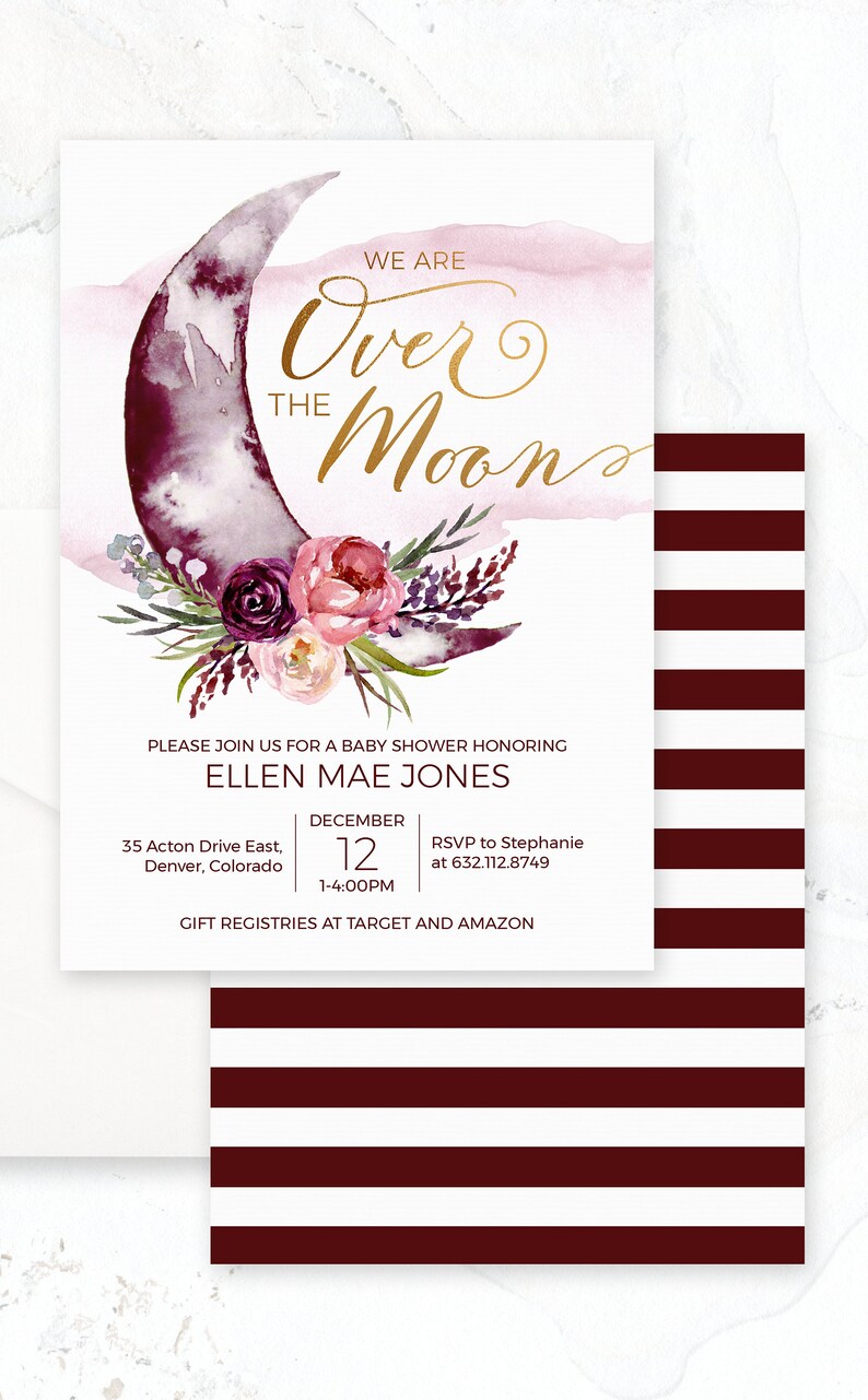K&ouml;nnte beinhalten: Eine Babyparty-Einladung mit einer Aquarell-Illustration eines Halbmondes mit floralen Akzenten. Der Text lautet "We are Over the Moon" und enth&auml;lt den Namen "Ellen Mae Jones", das Datum "December 12", die Uhrzeit "1-4:00PM", die Adresse "35 Acton Drive East, Denver, Colorado" und die RSVP-Informationen "RSVP to Stephanie at 632.112.8749". Die Einladung enth&auml;lt auch den Hinweis "Gift Registries at Target and Amazon".