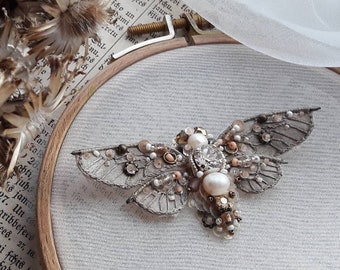 Pequeño broche de polilla bordado a mano con perlas, regalo único de joyería de mariposa con cuentas para ella