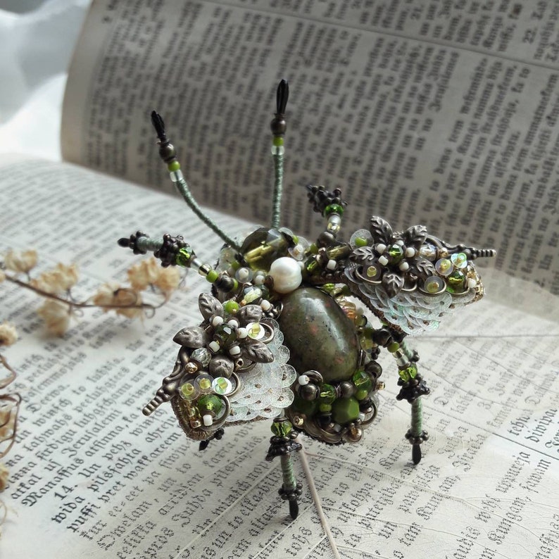 Broche verte Bijoux insectes artisanaux, épingle insecte scarabée, cadeau surprise pour maman image 3