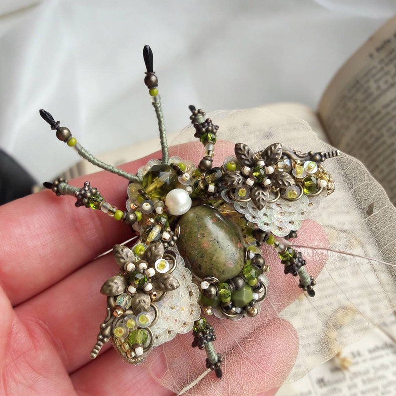 Broche verte Bijoux insectes artisanaux, épingle insecte scarabée, cadeau surprise pour maman image 4