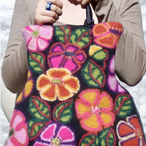 Könnte beinhalten: Eine schwarze Filmtasche mit einem braunen Ledergriff und einem farbenfrohen Blumendesign. Die Blumen sind rosa, rot, gelb und grün.