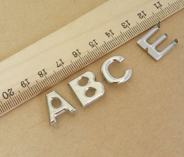 10pcs 15mm Silber Buchstaben Niete Stud, Metall Pyramide Niete Stud,  personalisierte Initialen PY010B