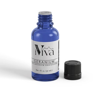 Pode incluir: Uma garrafa de vidro azul com uma tampa preta e um rótulo branco que diz "iViva GERANIUM PELARGONIUM GRAVEOLENS Net 1 fl. oz (30 ml)"