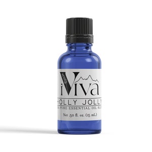 Op de afbeelding: Een klein blauw glazen flesje met een zwarte dop, met het label "¡Viva HOLLY JOLLY PURE ESSENTIAL OIL BLEND Net 50 fl. oz. (15 mL)"