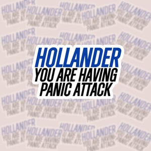 Puede incluir: Una pegatina blanca con el texto "HOLLANDER YOU ARE HAVING PANIC ATTACK" en azul y negro. La pegatina tiene un borde negro. El fondo presenta varias pegatinas con el mismo texto.