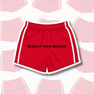 Könnte beinhalten: Rote Sporthosen mit weißen Streifen an den Seiten und dem Text "RESPECT YOUR MOTHER" in Schwarz. Die Shorts haben eine weiße Paspel und einen Kordelzug in der Taille. Der Hintergrund zeigt ein Muster ähnlicher Shorts.
