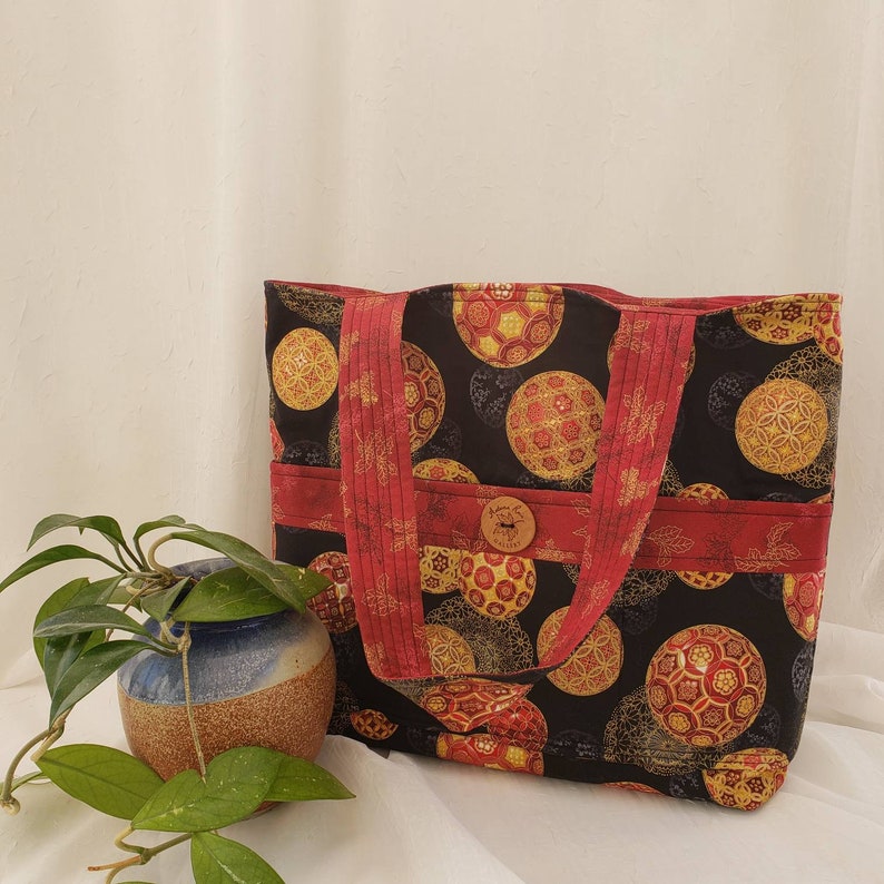Christmas metallic ornaments on black with berry red accents /& inside 23 quilted straps 6 pockets Reversible cotton tote